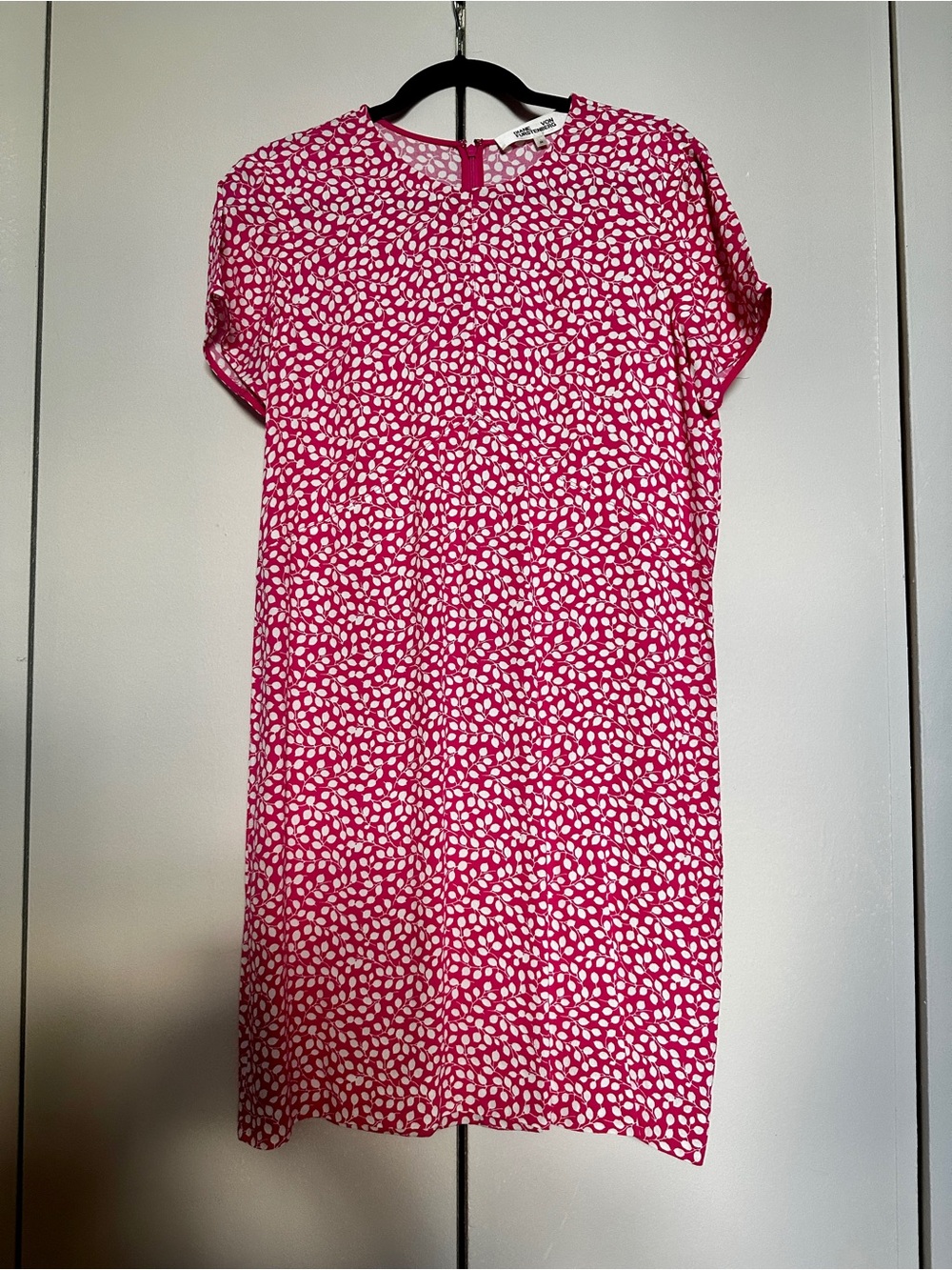 DIANE VON FURSTENBERG Hot Pink White Leopard Leaf Print Shift Lightweight Dress
